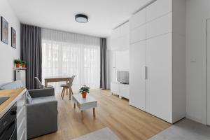 Nowoczesne i Eleganckie Studio oraz Apartament z Balkonami w Poznaniu by Noclegi Renters