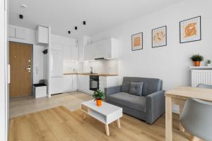 Nowoczesne i Eleganckie Studio oraz Apartament z Balkonami w Poznaniu by Noclegi Renters