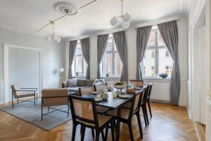 Large Apartment with Canal View in Central CPH City