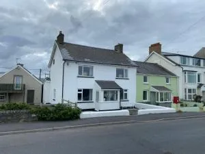 Awelon, A lovely 5 bedroom cottage with sea views - Llancynfelyn
