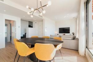 LM352B- Spacious family penthouse with sea view