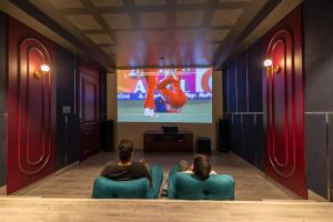 Cahaya - Beachouse 4BHK Villa with Jacuzzi & Home Theatre, 7 minute walk to the beach