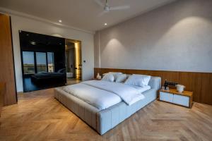 Cahaya - Beachouse 4BHK Villa with Jacuzzi & Home Theatre, 7 minute walk to the beach