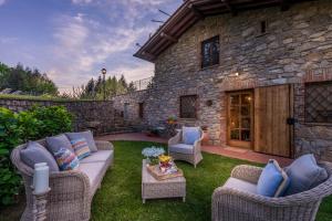 Grumo Farmhouse with Private Pool and View near Lucca
