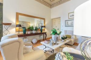 Casa San Giovanni, Romantic LUCCA apartment With View Over a Church
