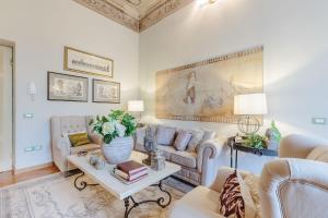 Casa San Giovanni, Romantic LUCCA apartment With View Over a Church