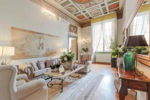 Casa San Giovanni, Romantic LUCCA apartment With View Over a Church