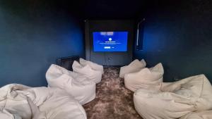 Sleeps 20 Stunning Ashton Mansion