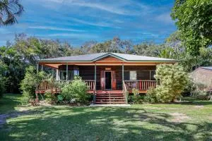 Merindah - Four-Bedroom Modern Pet-Friendly Home in Central Agnes Water - Miriam Vale