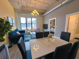 McCormick Place 3br-2ba luxury Family Heaven with optional parking for 8 guests