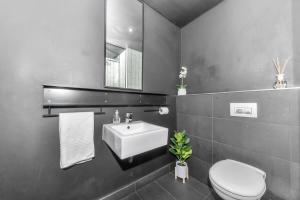 605 WEX1 Designer Studio With Pool and Onsite Parking