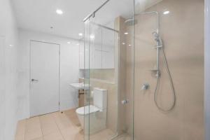 Location! CBD 2B1B Apt wParking, shared pool,gym