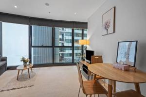 Location! CBD 2B1B Apt wParking, shared pool,gym