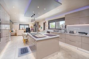 Antonios 3 Bedroom House - 150 m from the Beach
