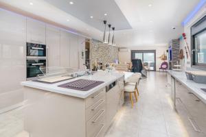 Antonios 3 Bedroom House - 150 m from the Beach