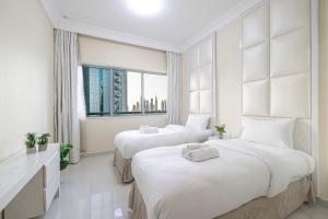 2 Minute Walk to Dubai Mall - 3 Bedroom Burj Khalifa view with Pool and Spa