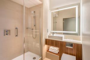 Guest Room, 1 King room in Courtyard by Marriott Edinburgh
