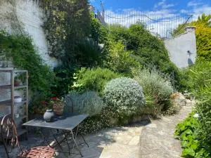 Petite chambre indépendante avec sdb, clim et parking privé - Saint-Roman