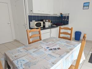 Appart avec grande terrasse vue mer -50m plage et du sentier de randonnée