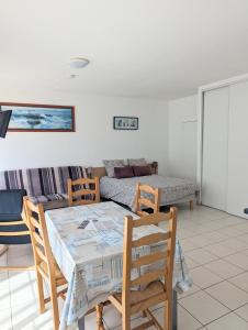 Appart avec grande terrasse vue mer -50m plage et du sentier de randonnée