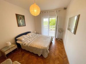 Charmante Ferienwohnung in Jadranovo mit Grill, Garten und Terrasse 