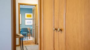 Infante Cozy 1BR w Parking by LovelyStay