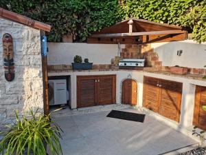 Charmant 2p au calme, jardin, piscine, vue panoramique et stationnement