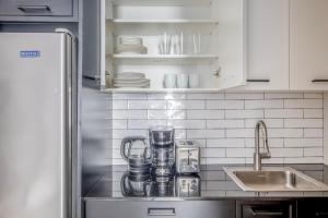 FiDi 1BR w luxury Gym Doorman Rooftop NYC-13