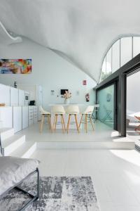 RentitSpain - Casa Acantilado - Lujo y Estilo Frente a la Costa Tropical