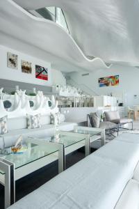 RentitSpain - Casa Acantilado - Lujo y Estilo Frente a la Costa Tropical