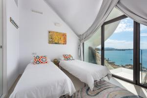 RentitSpain - Casa Acantilado - Lujo y Estilo Frente a la Costa Tropical