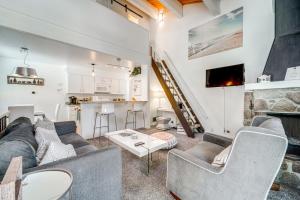 1 Mi to Lake Tahoe Condo with Pool Access