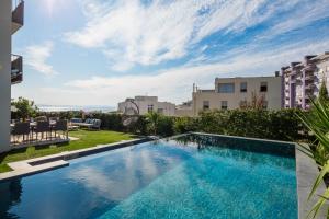 Enjoyer - Seafront apartment with PRIVATE Heated POOL and terrace