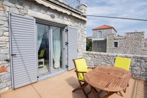 Laconic bay view suite