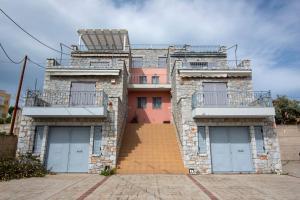 Laconic bay view suite