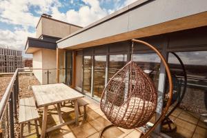 King Penthouse Apt View&Free Parking!