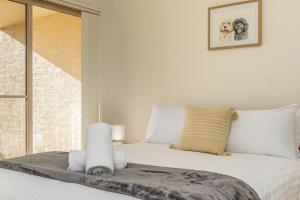 Spacious 2BR APT Panoramic Views Central Location - Hosted by CanStay