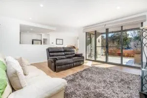 2B Spacious Apartment in the Heart of Tuggeranong - Kambah