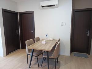 Family Holiday Fun APT Netflix by MESA