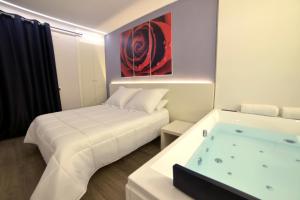 Deluxe Double Room with a Hot Tub room in Alcalá del Jucar Hotel Pelayo