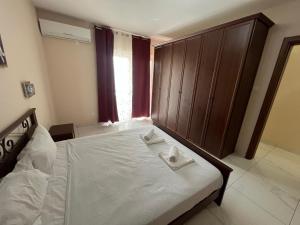 Mellieha large 4 Bedroom Apartment -sleeps 8 Prime Location- Beach 950m