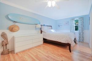 Large Private Home with SwimSpa 100 steps from Beach