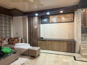 Cozy Bohemian Studio Apartment - GK2 South Delhi, near M Block Market