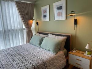 Elegant 1 BR Condo with Balcony in Uptown Parksuites II, BGC