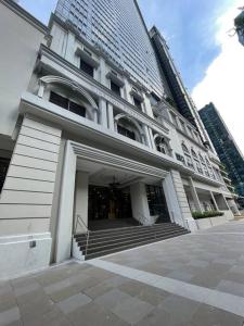 Elegant 1 BR Condo with Balcony in Uptown Parksuites II, BGC