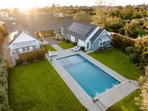 Surf and Style Chic Modern Farmhouse Guest Suite - 恩西尼塔斯