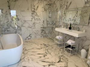 Villas VILLA RIVOLI vue mer et piscine : photos des chambres