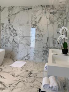 Villas VILLA RIVOLI vue mer et piscine : photos des chambres