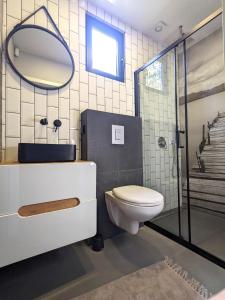 Przeszklony Tiny House w Lesie