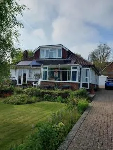 Double room with ensuite shower room in quiet, private house - Thakeham